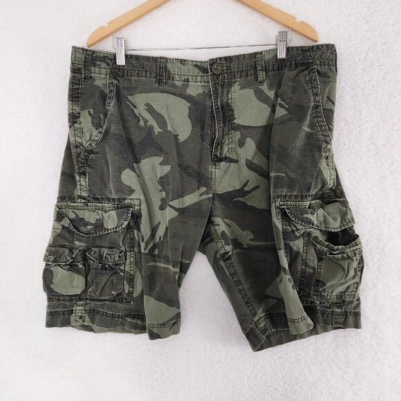 Camouflage Green Men's Cargo Shorts Sonoma Size 38 10 Pockets Distressed - Picture 1 of 8